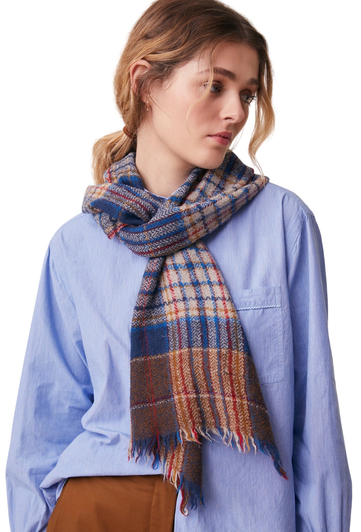 Sciarpa in lana Moismont Anderson N°803 nella variante azzurro, indossata al collo sopra una camicia azzurra.