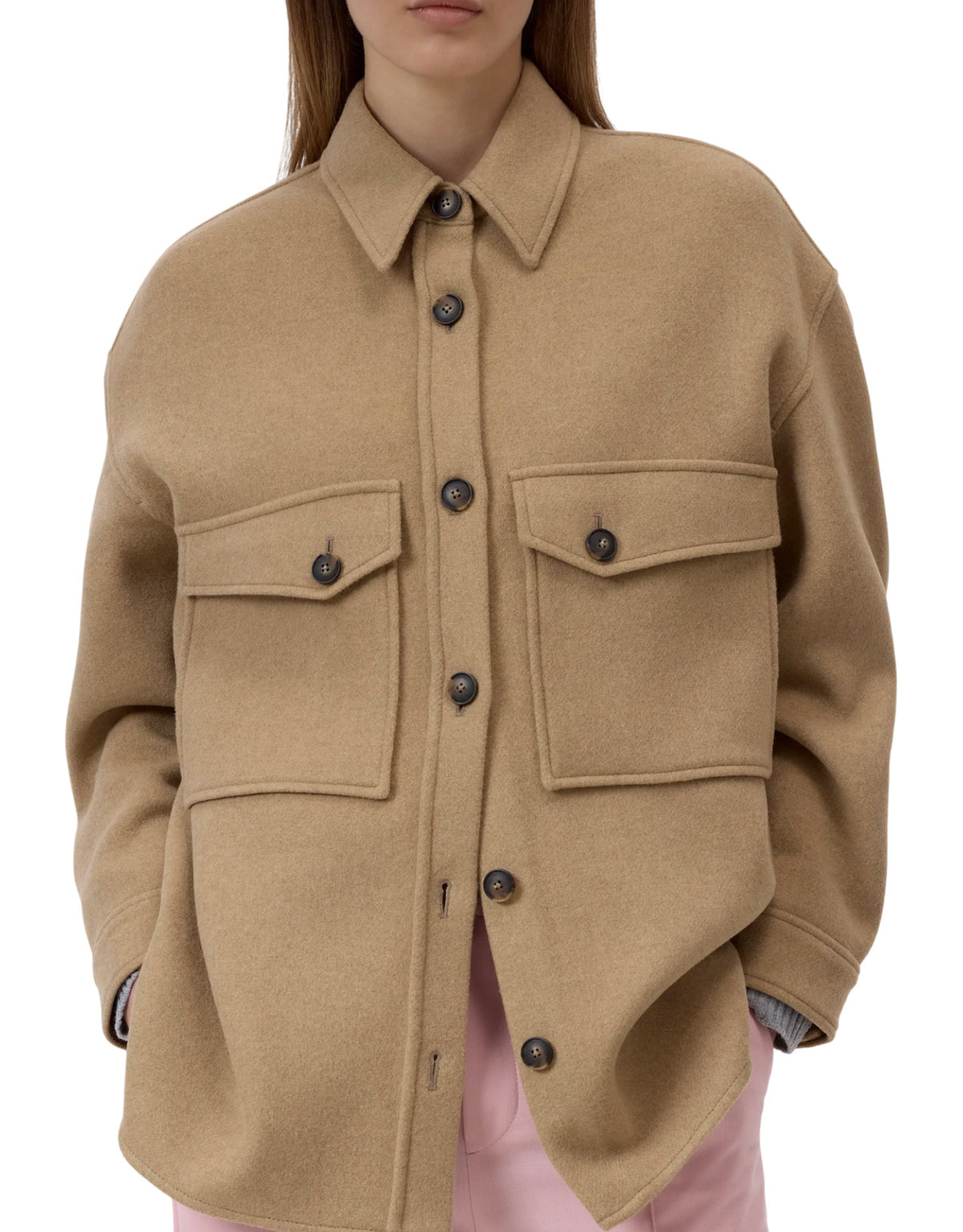 Camicia giacca Closed in misto lana beige, vista frontale con bottoni e due tasche sul petto