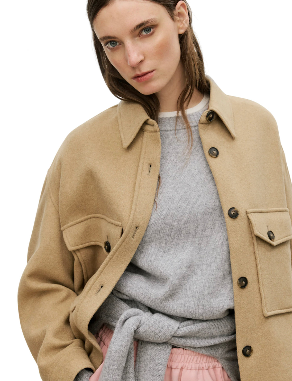 Camicia giacca Closed in misto lana beige, vista frontale con bottoni e due tasche sul petto