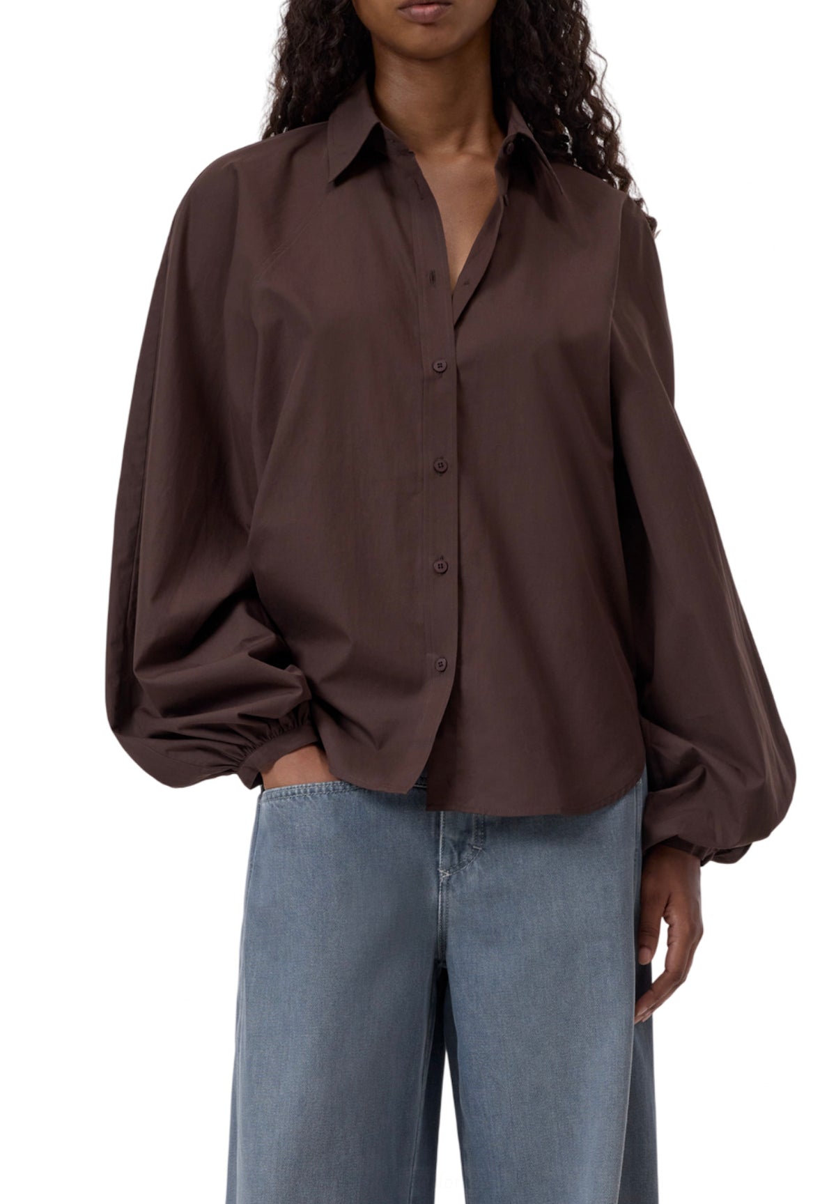 Camicia Closed marrone in cotone biologico, vista frontale indossata