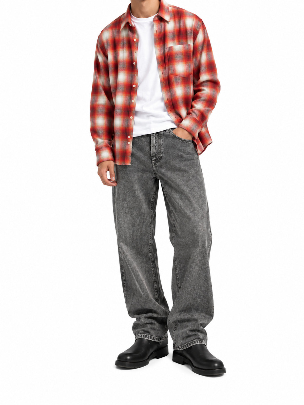 Camicia in flanella Danilo Paura a quadri rossi e panna, indossata aperta sopra una T-shirt bianca con jeans grigi.
Copia