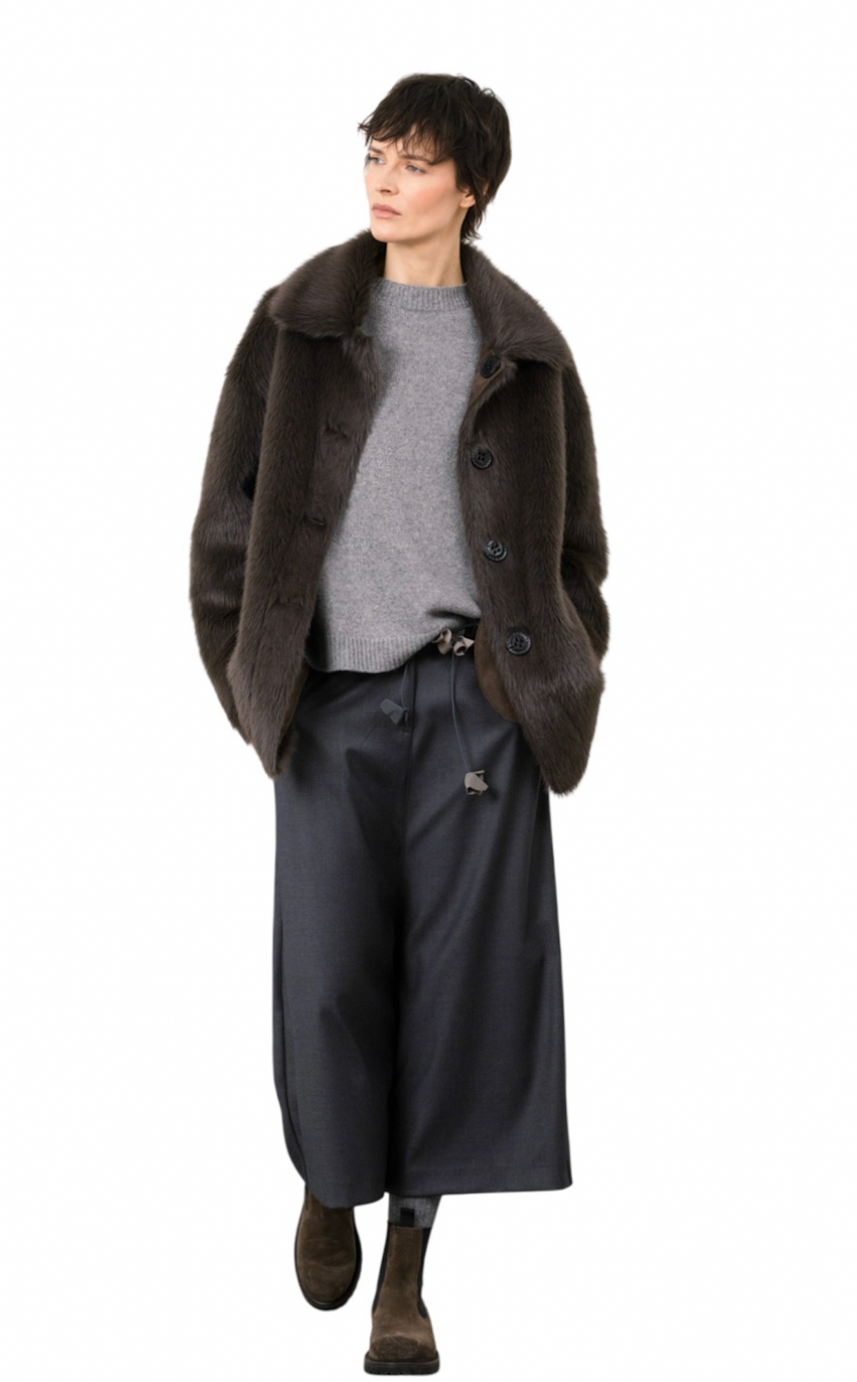 Giaccone corto reversibile marrone Rialto 48 indossato con pantaloni ampi, vista a figura intera.