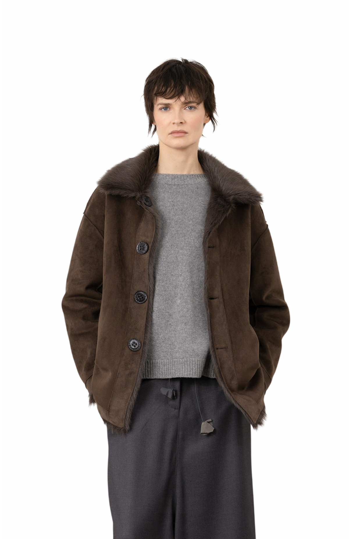 Giaccone reversibile marrone Rialto 48 indossato, con collo ampio e chiusura a bottoni, vista frontale.
