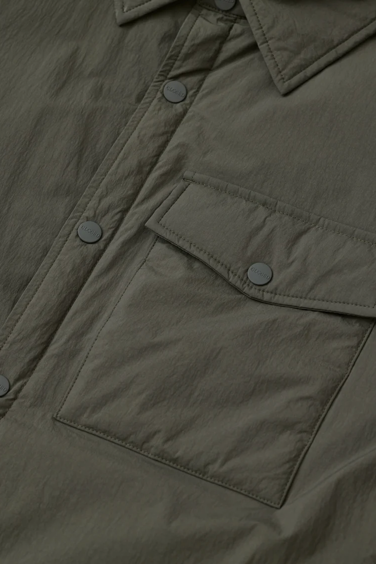 Dettaglio tasca sul petto e bottoni a pressione della jacket in nylon Closed verde militare