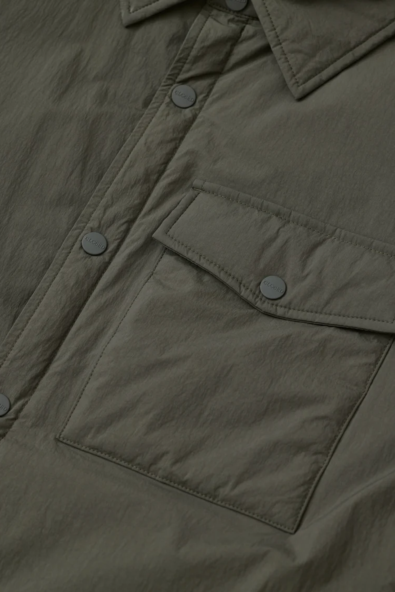 Dettaglio tasca sul petto e bottoni a pressione della jacket in nylon Closed verde militare
