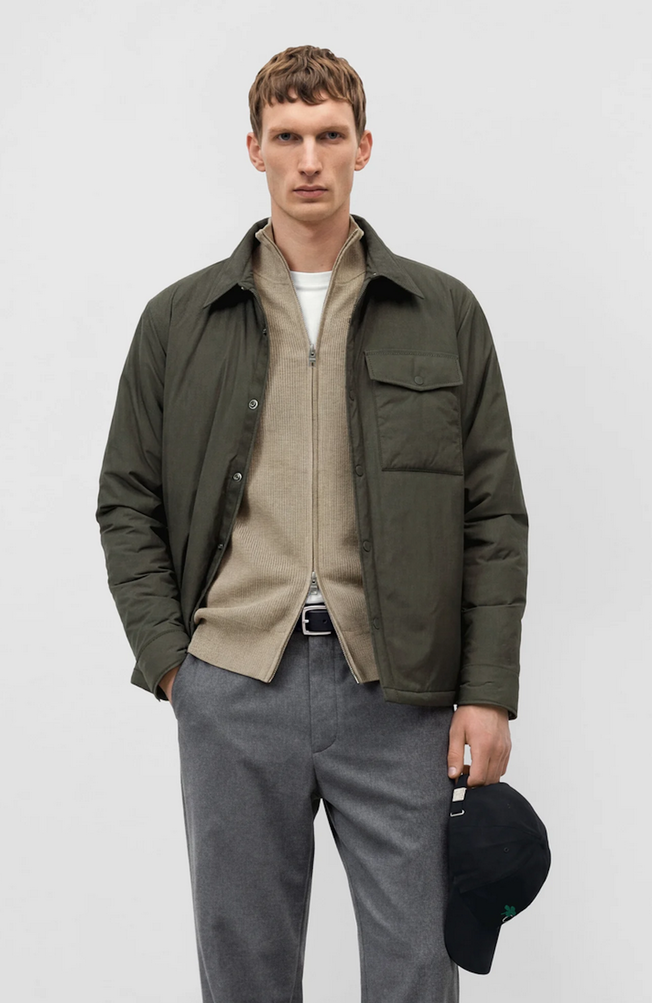 Modello indossa jacket in nylon Closed verde militare aperta su cardigan beige e pantaloni grigi