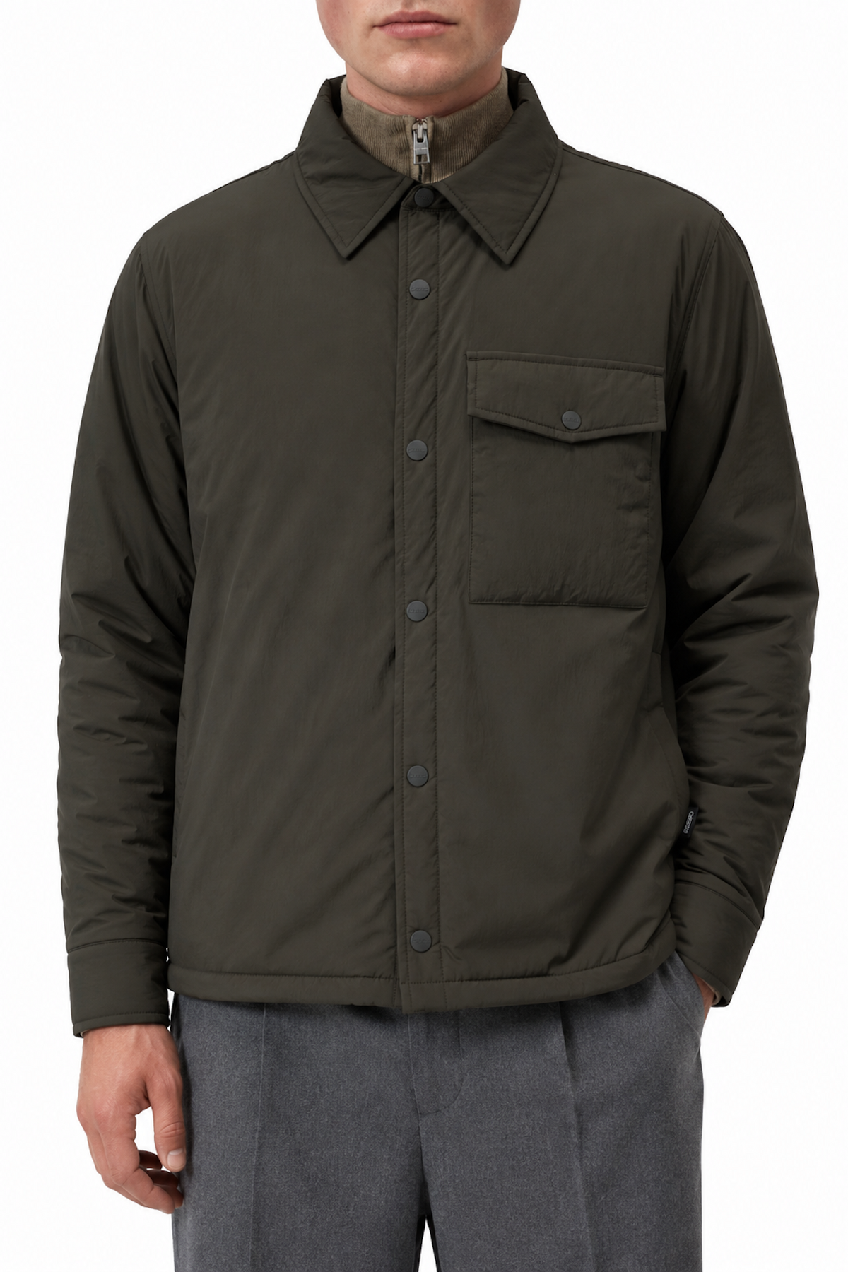 Modello indossa jacket in nylon Closed verde militare chiusa con bottoni a pressione, vista frontale