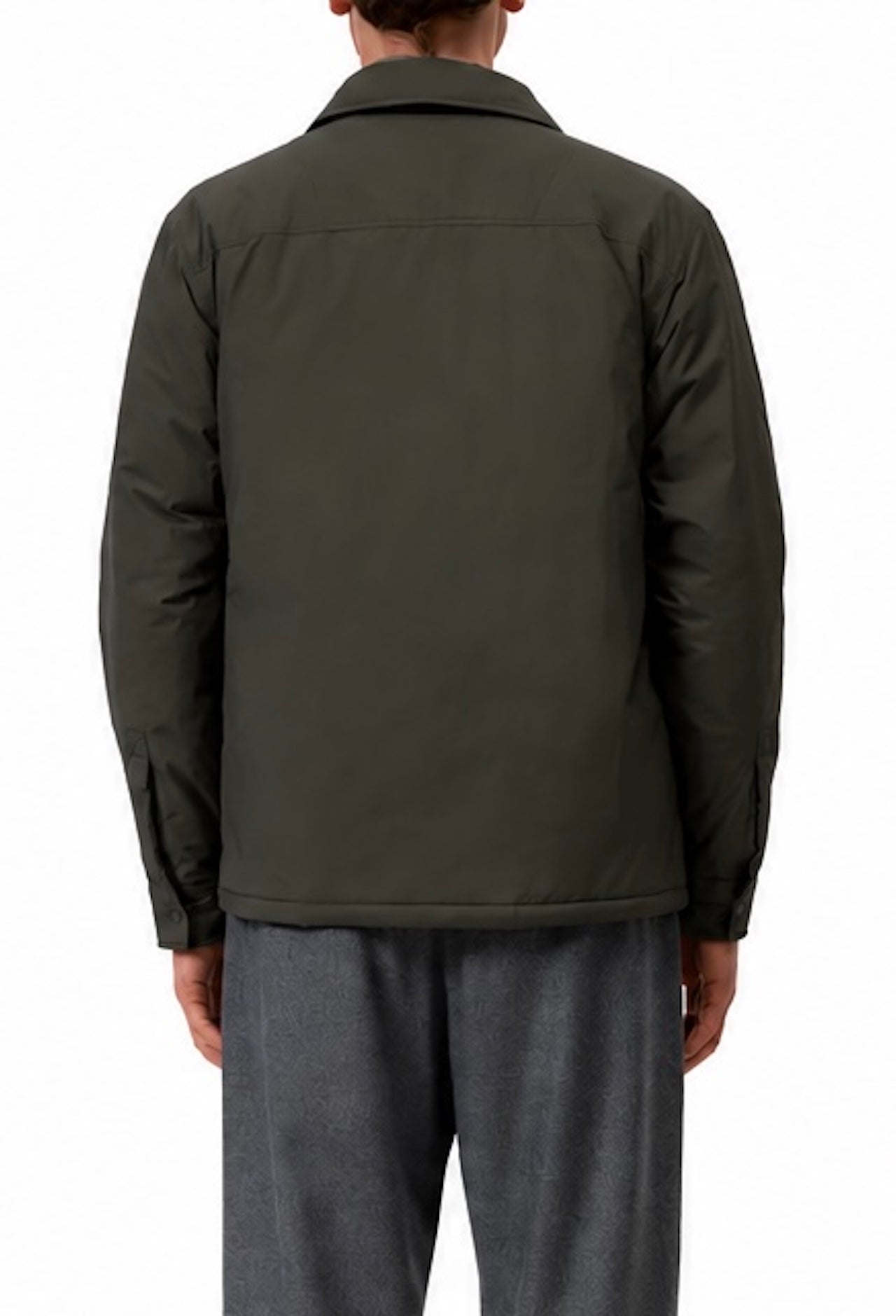 Modello indossa jacket in nylon Closed verde militare chiusa con bottoni a pressione, vista da dietro.
