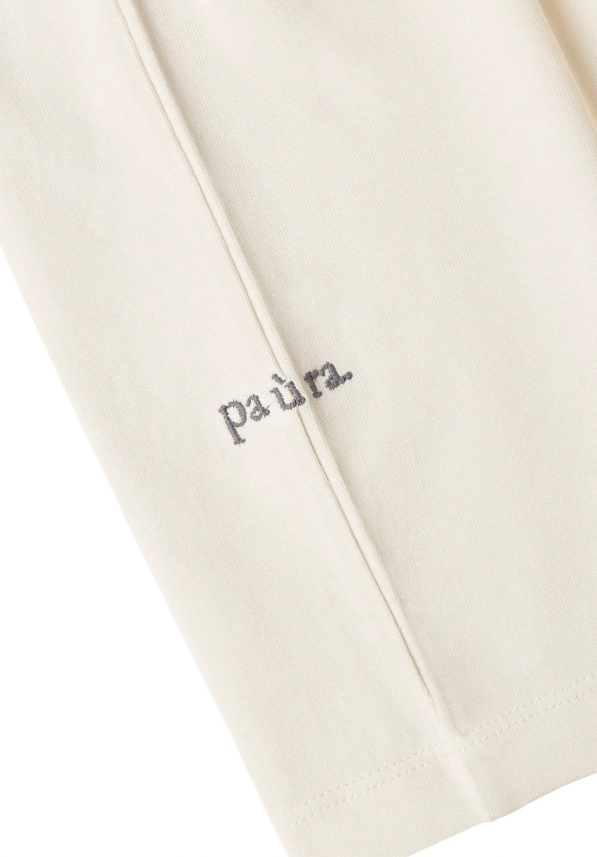 Primo piano del logo Paura ricamato sulla T-shirt Kansas Danilo Paura color latte