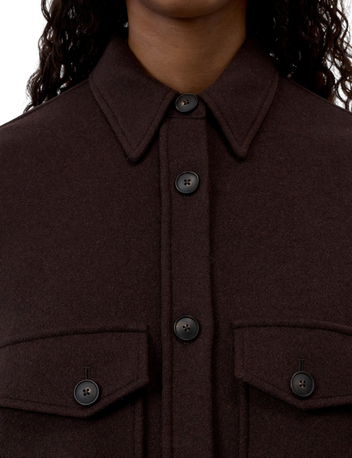 Camicia giacca Closed in misto lana marrone, vista frontale con bottoni e due tasche sul petto