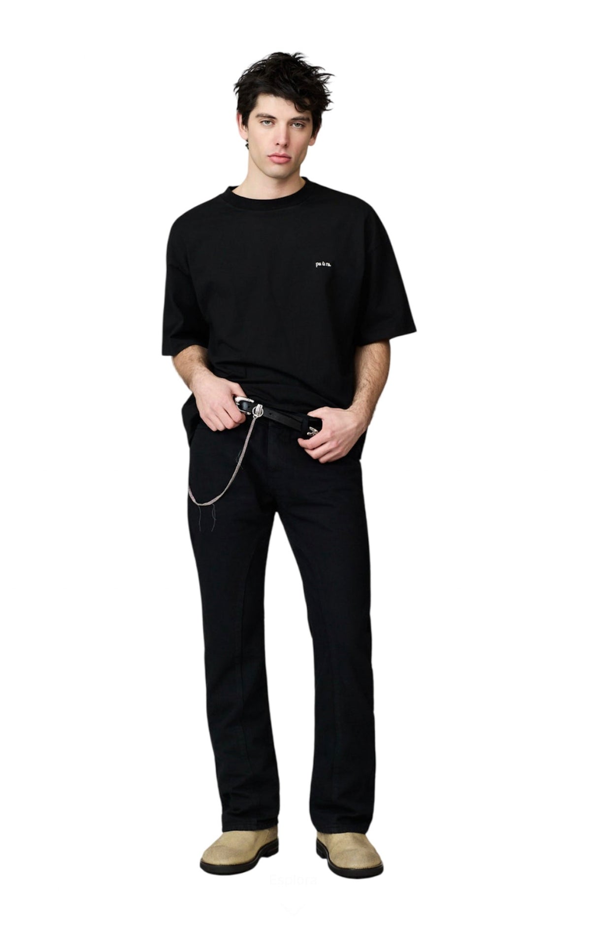 T-shirt nera oversize Danilo Paura a maniche corte, indossata e vista frontale.