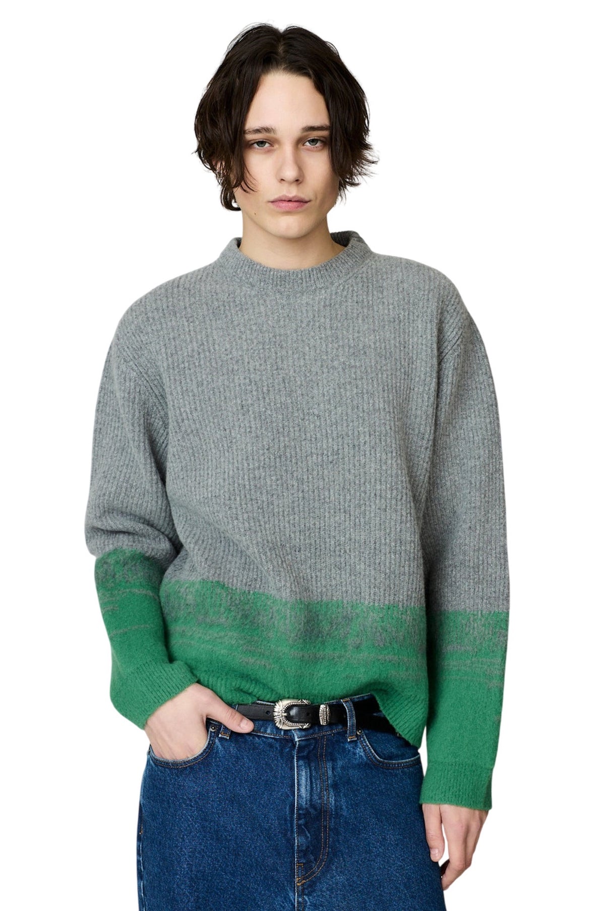Indossato davanti: Maglione girocollo Danilo Paura grigio e verde indossato, vista frontale.