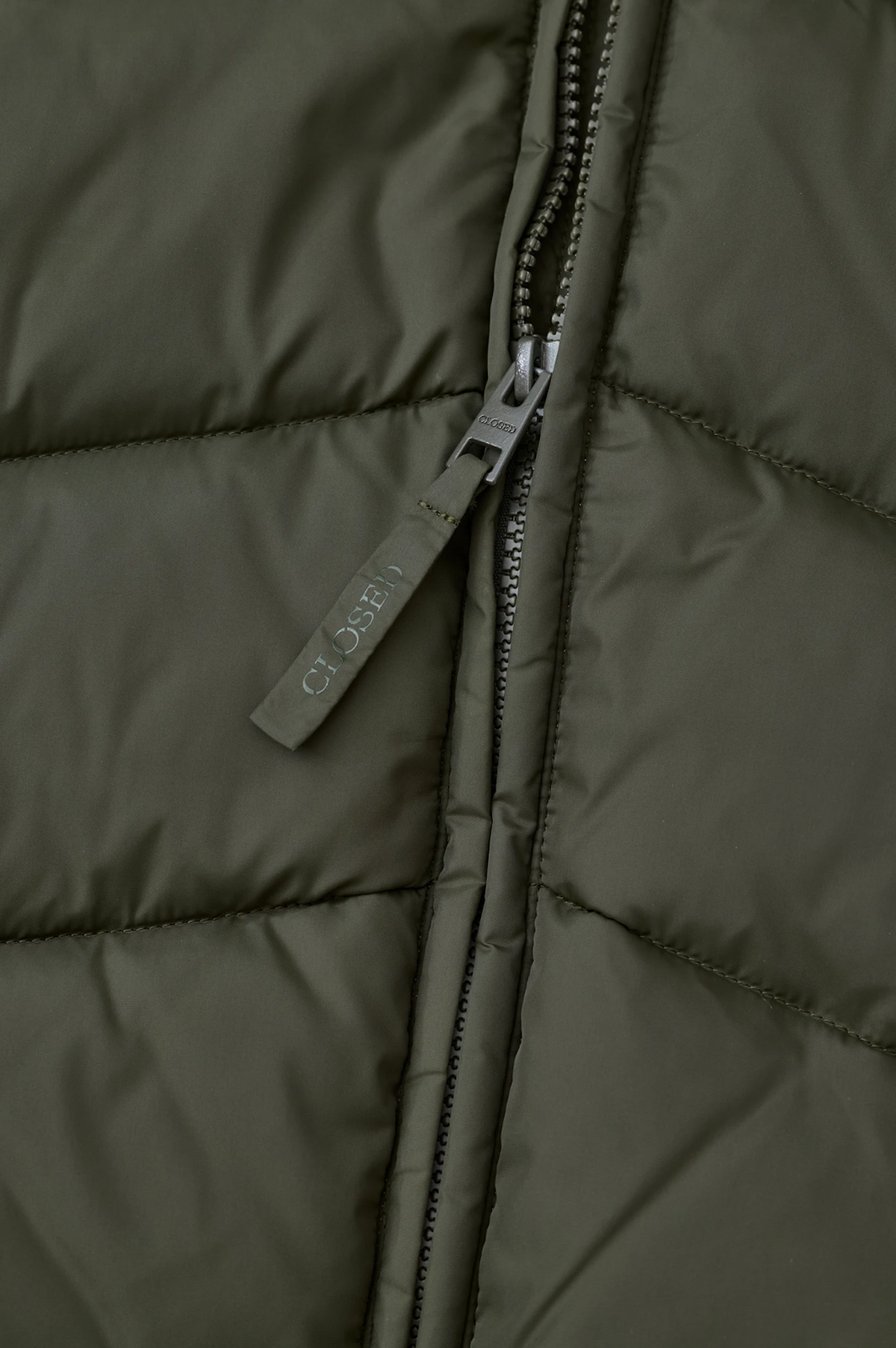 Puffer jacket uomo Closed in nylon verde militare trapuntato con imbottitura vegana