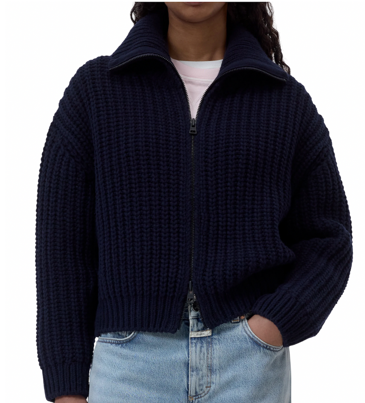 Cardigan Closed in lana indossato, con collo aperto e zip a doppio cursore