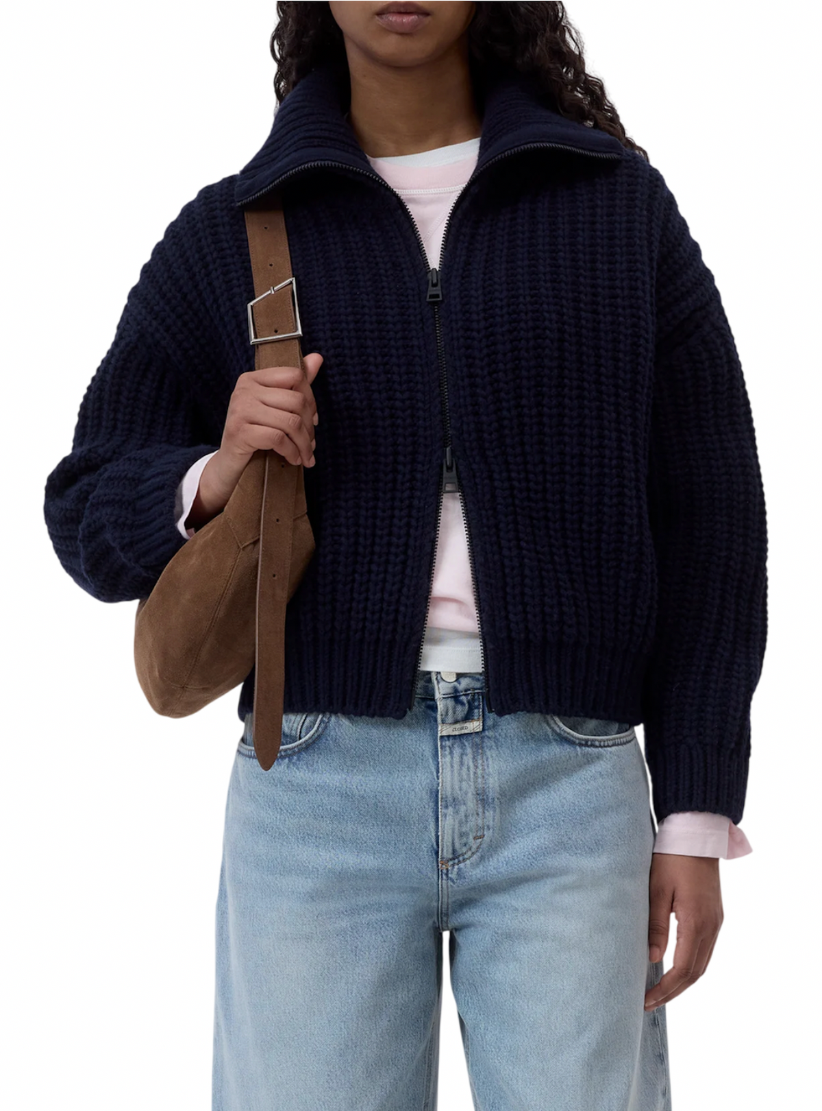 Cardigan Closed in lana con zip indossato con T-shirt bianca e jeans