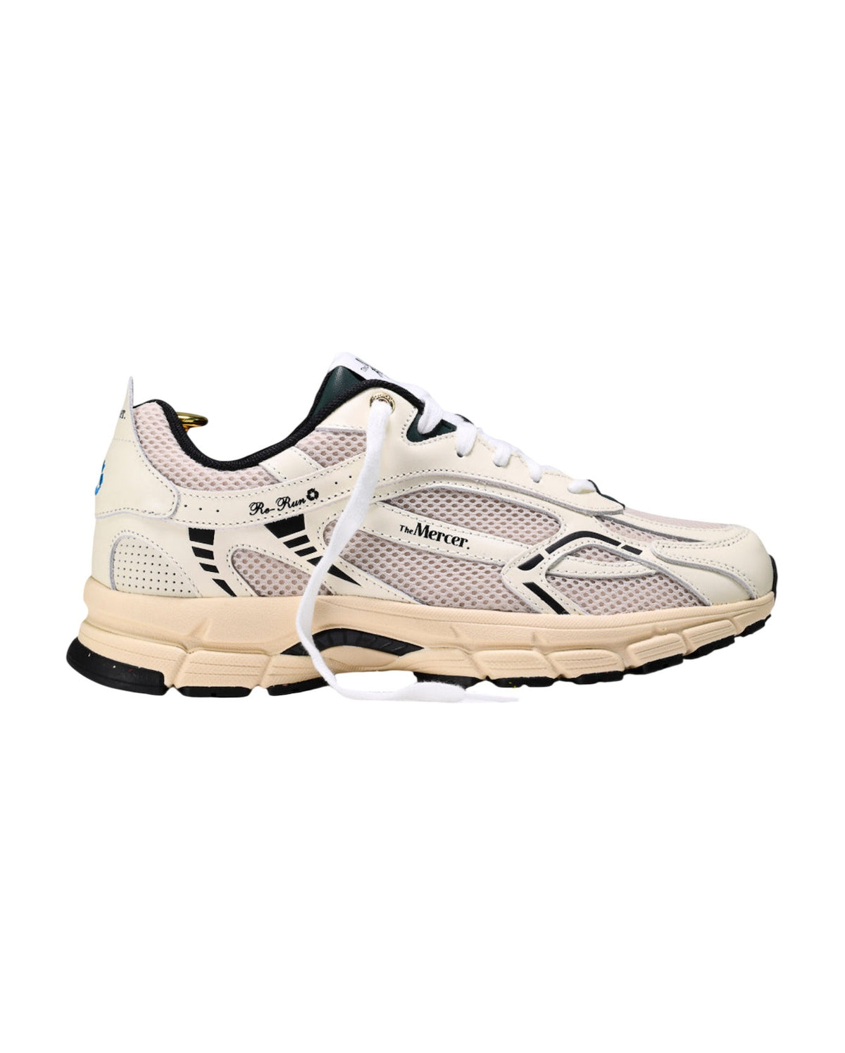 Sneaker The Mercer Brand The Re-Run Classic off white con dettagli neri e suola crema, vista laterale.